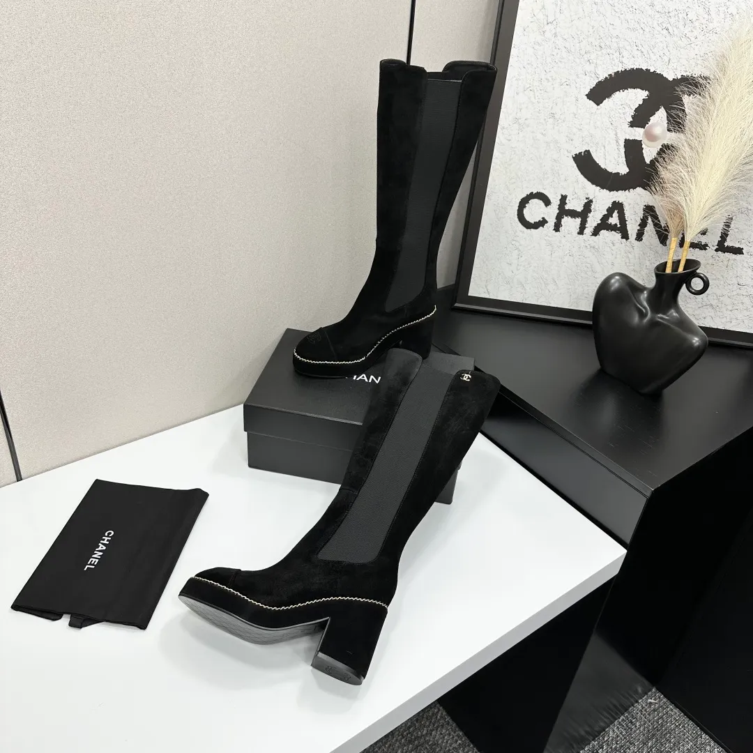 👟👟Ex-factory price 960👟👟 CHANEL Xiaoxiang 2024 autumn and winter sheepskin boots high boots knight boots The version is also the basic version of the Martin boots, neat and handsome. The upper is made of cowhide, super soft against the skin, wide and full, handsome and comfortable. The lining is soft water-dyed cowhide. The sole is original rubber outsole. Exclusive top quality 35-39. 40 customized